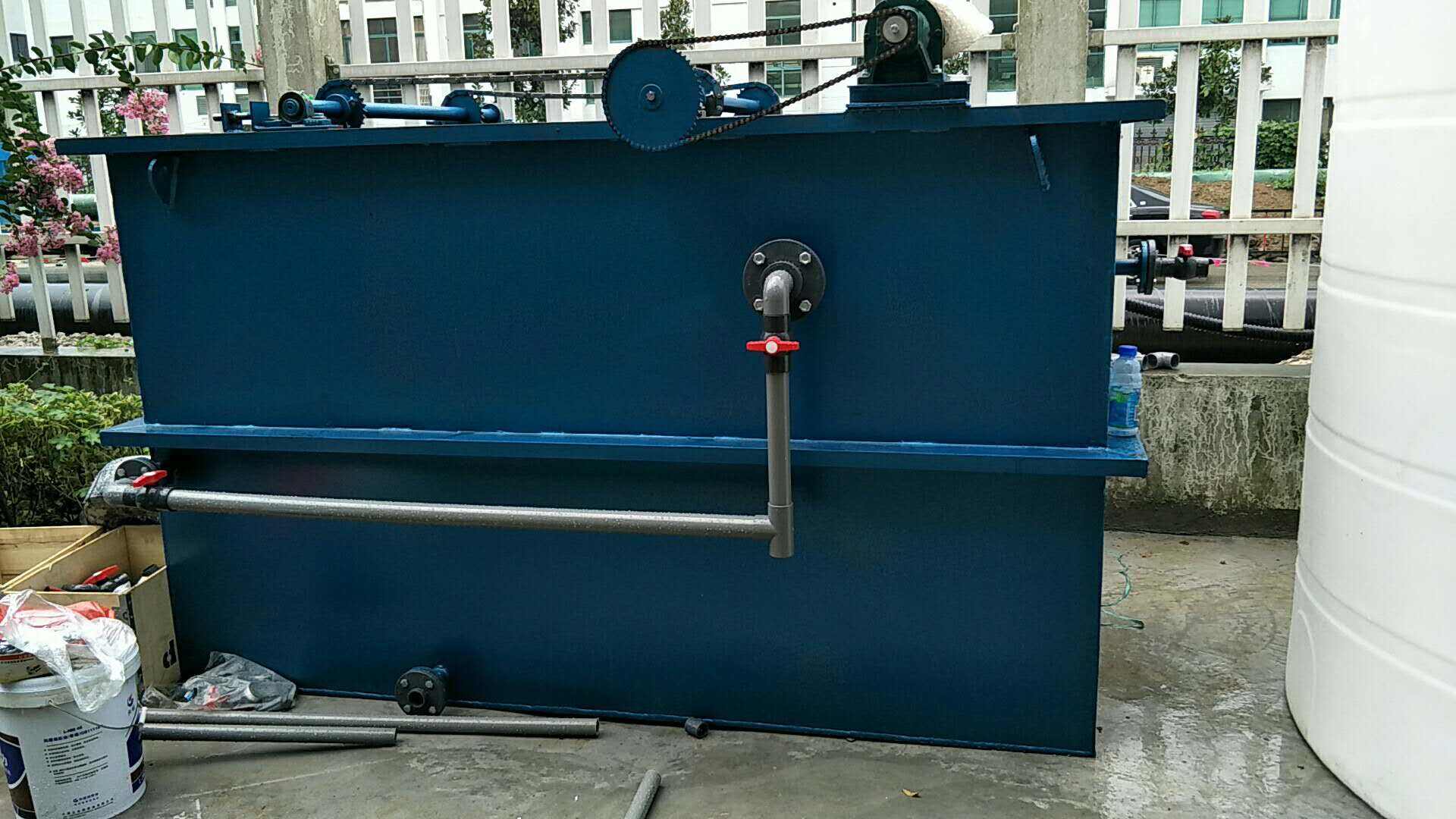 高鹽食品污水處理設(shè)備的加藥方法: 高鹽食品污水處理設(shè)備的加藥方法: